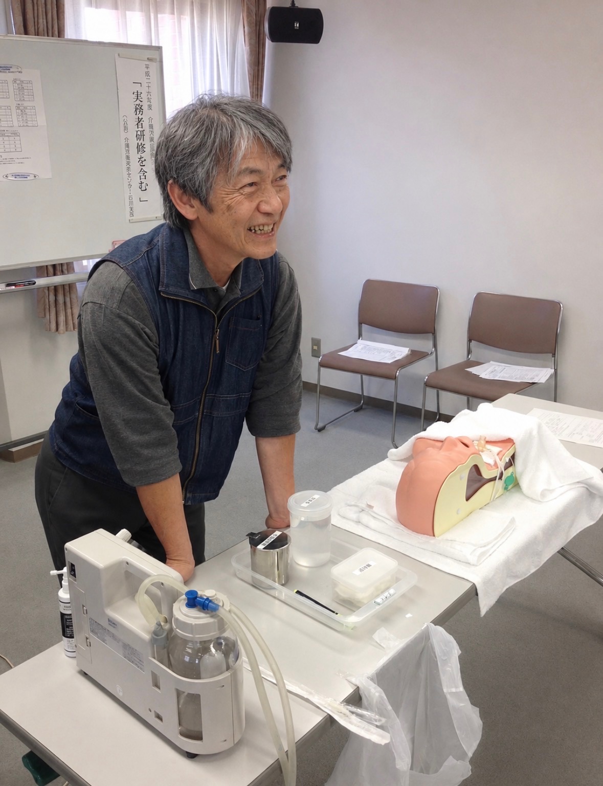 医療的ケア非常勤講師の様子(仮画像)